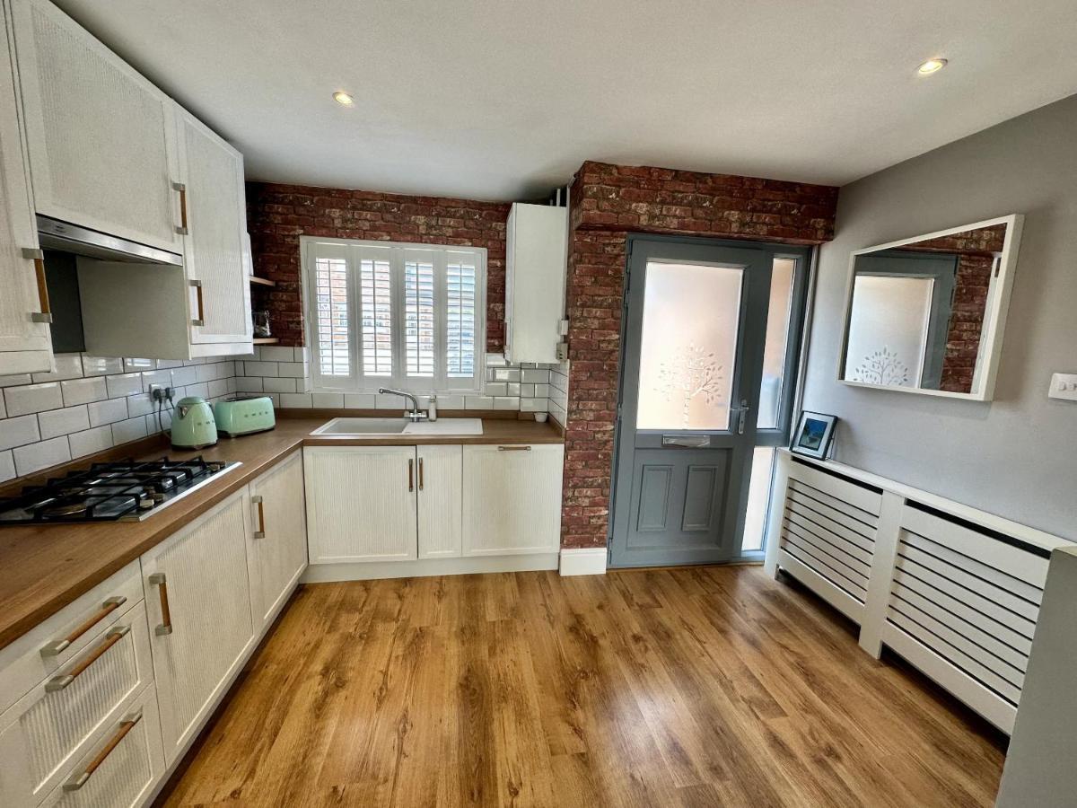 Fantastic 2-Bed House With Parking - Hosted By Hutch Lifestyle Villa Leamington Spa Eksteriør billede