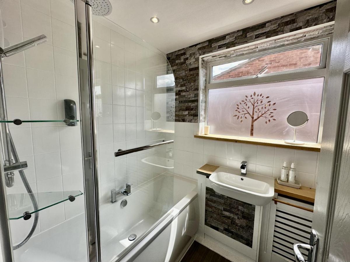 Fantastic 2-Bed House With Parking - Hosted By Hutch Lifestyle Villa Leamington Spa Eksteriør billede