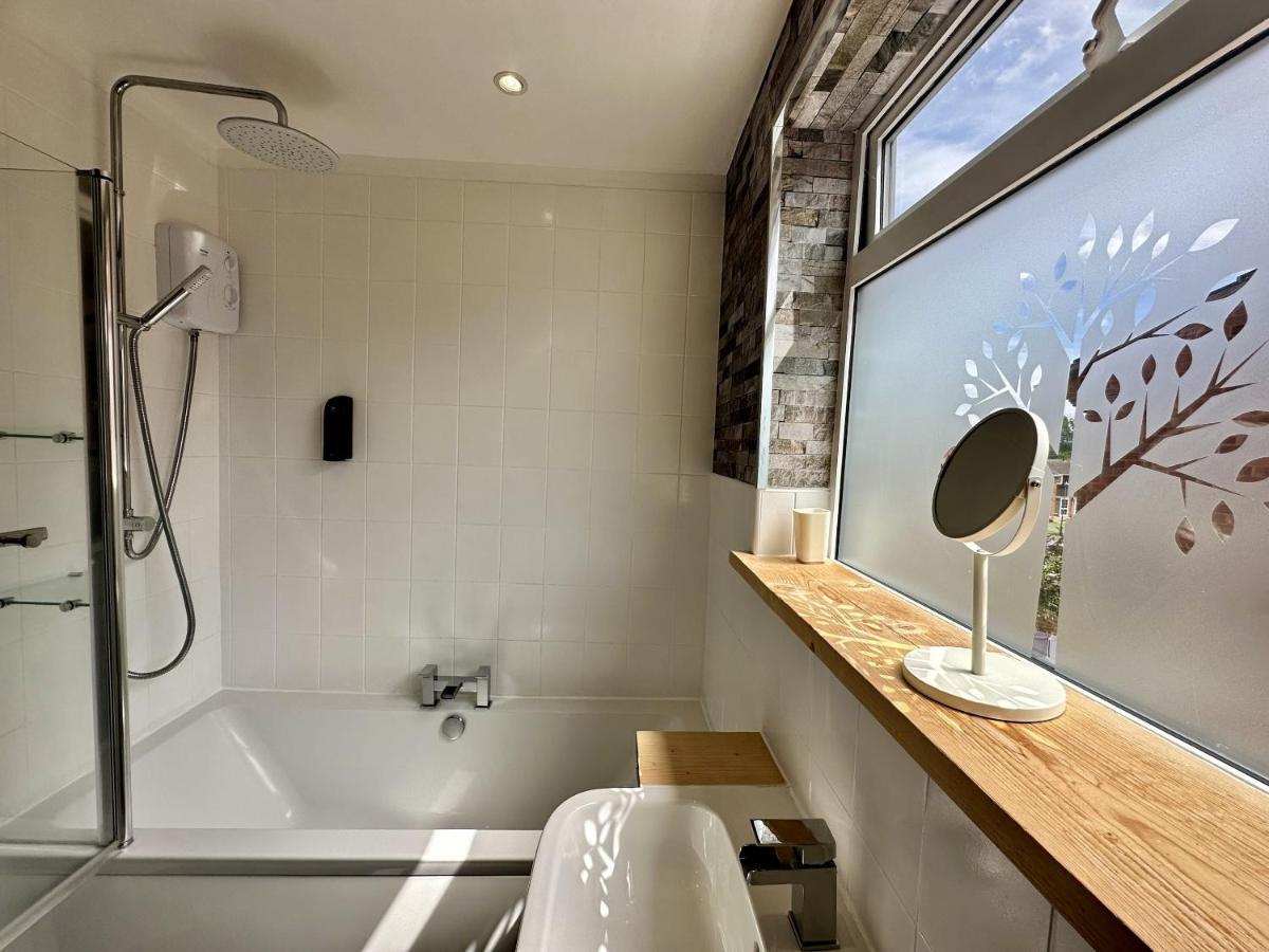 Fantastic 2-Bed House With Parking - Hosted By Hutch Lifestyle Villa Leamington Spa Eksteriør billede