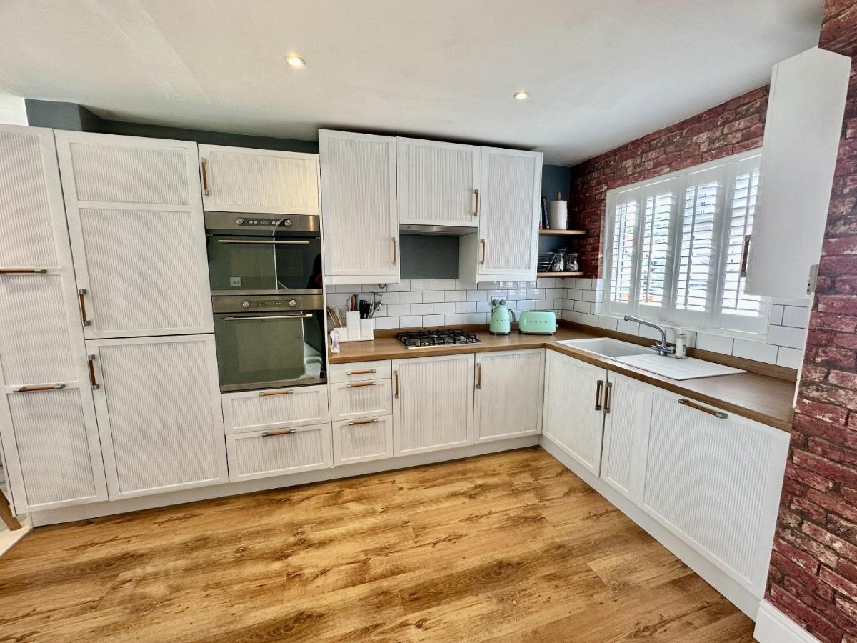 Fantastic 2-Bed House With Parking - Hosted By Hutch Lifestyle Villa Leamington Spa Eksteriør billede